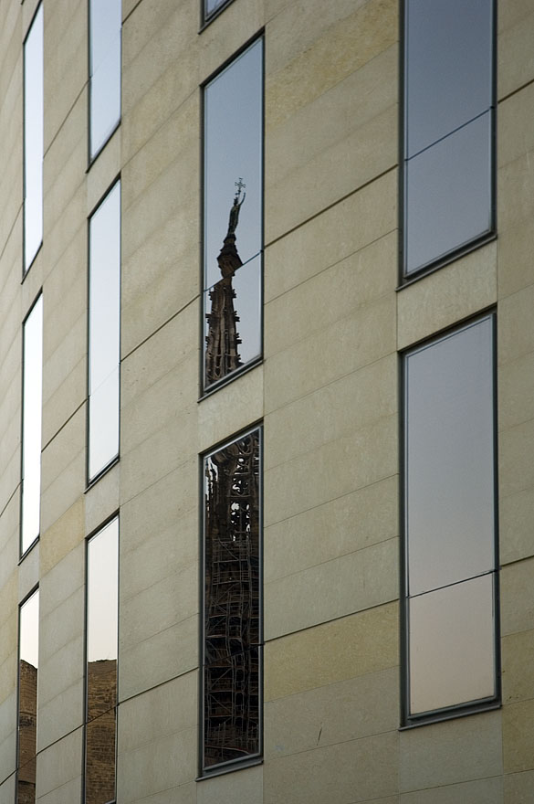 059 Reflection of the Old in the New - Catedral la Seu
